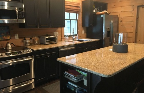 Logan House | Amazing LAKEFRONT 4 bedroom at Silverock Cove on Smith Lake