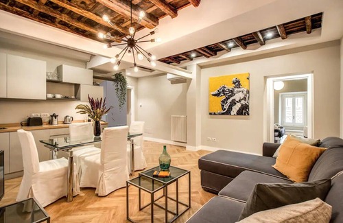 Rione III Colonna Apartment | Amazing Location, One Short Block From The Main Street In Trevi Fountain