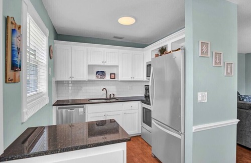 Vero Beach Condo | Amazing Location, this 2/2 is in the center of it all!