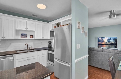 Vero Beach Condo | Amazing Location, this 2/2 is in the center of it all!