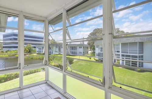 Vero Beach Condo | Amazing Location, this 2/2 is in the center of it all!