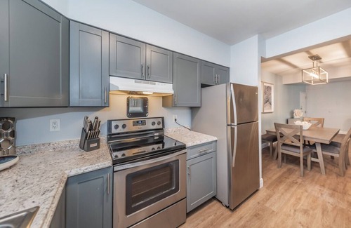 Downtown Dunedin Apartment | Amazing location, walk to shops, restaurants, festivals +