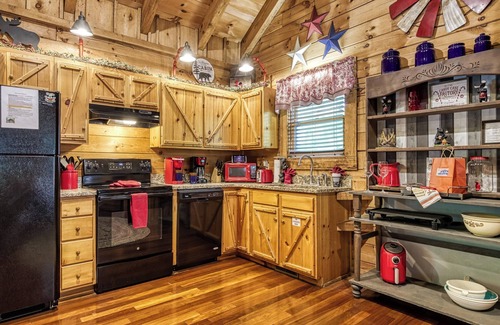 Pigeon Forge Cabin | Amazing Log Cabin! Close To All The Main Attractions In Pigeon Forge! Firepit!