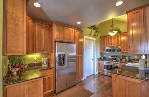 Manitou Springs House | Amazing Manitou Retreat, Trails, Shopping and Dining Walk to Incline and Cog Railway, AC, Wifi,Grill