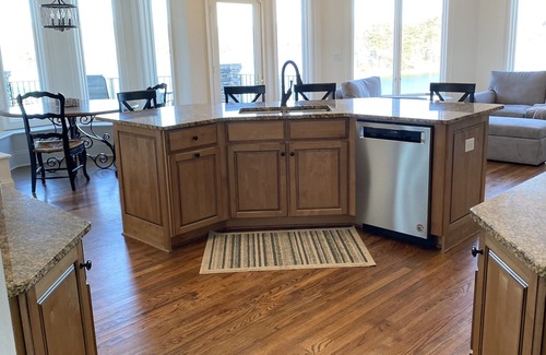 Six Mile House | Amazing Mountain, Lake and Private Island Views ~ Hot Tub ~ Kayaks ~ Pizza Oven!
