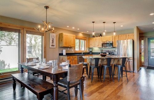 Big Sky Meadow Village Condo | Amazing Mountain Views, Hot Tub, Walk to Ski Shuttle! In the heart of Big Sky