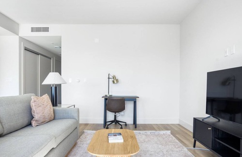 Downtown Oakland Apartment | Amazing Oakland 1BR w/ Pool, W/D, Sky Deck, next to BART, by Blueground