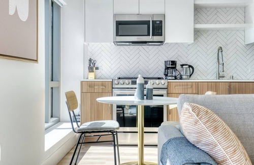 Downtown Oakland Apartment | Amazing Oakland 1BR w/ Pool, W/D, Sky Deck, next to BART, by Blueground