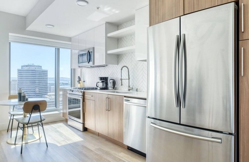 Downtown Oakland Apartment | Amazing Oakland 1BR w/ Pool, W/D, Sky Deck, next to BART, by Blueground
