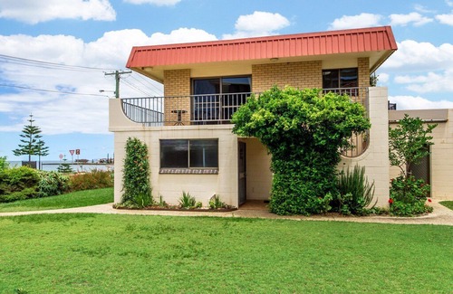 Scarborough Apartment | Amazing Ocean Views - Scarborough, QLD