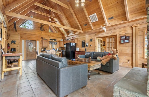 Ridgedale Cabin | Amazing Premium Cabin-HotTub-Free Tickets-Dual Masters-Fireplace/Pit-Near Big Cedar-CarCharger