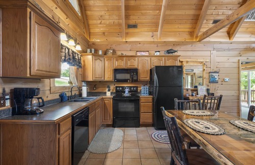 Ridgedale Cabin | Amazing Premium Cabin-HotTub-Free Tickets-Dual Masters-Fireplace/Pit-Near Big Cedar-CarCharger