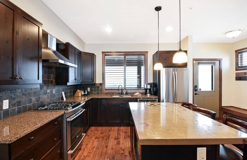 Snow Pine Estates House | AMAZING Ski in Ski Out with Private Hot Tub - 2 Primary suites