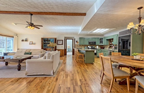 Wiley House | Amazing Spacious & Cozy Lake House on Lake Burton w/Boat Access! Dog Friendly!