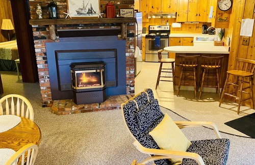 Oak Harbor House | Amazing Sunsets, Westside Beachfront, Resident Eagles & Fire Pit for S’mores!