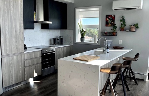 Inglewood Condo | Amazing View, King Size Bed, Trendy Neighbourhood