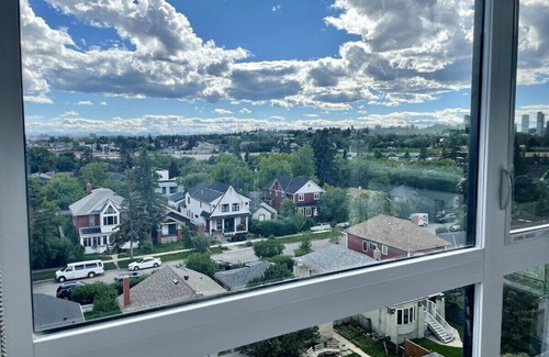 Inglewood Condo | Amazing View, King Size Bed, Trendy Neighbourhood