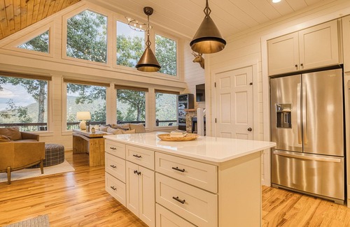 Blue Ridge Cabin | Amazing Views-Game Room-Wrap around decks-Hot tub