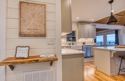 Blue Ridge Cabin | Amazing Views-Game Room-Wrap around decks-Hot tub
