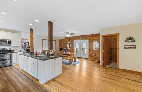 Elkton Cabin | AMAZING VIEWS! Hiking/Shenandoah ParkAccess/62 Private ACRES-4 Bedroom Suites