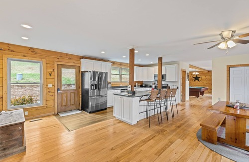 Elkton Cabin | AMAZING VIEWS! Hiking/Shenandoah ParkAccess/62 Private ACRES-4 Bedroom Suites