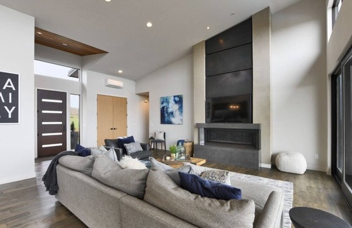 Yakima House | Amazing Views, massive Heated Pool, Hot Tub, Ultra Private, NO STAIRS, Rambler