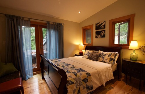 Whistler Ski Chalet | Amazing views, waterfront, luxury log cabin close to slopes 3 BR, 2 bath