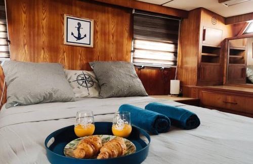Amador Boat Rental | Amazing Vintage Yacht in the best area of Panama!
