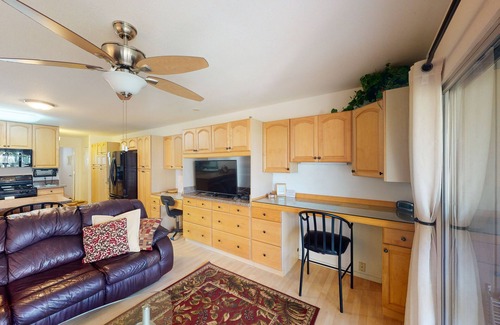 Ualapue Condo | Amazing waterfront condo with ocean views, shared pool, balcony, & grill