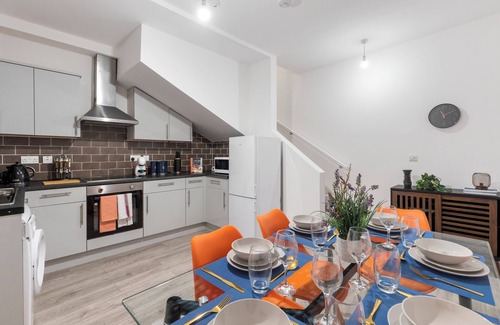 Islington Apartment | Amazingly Beautiful 3 BR Flat For Large Groups