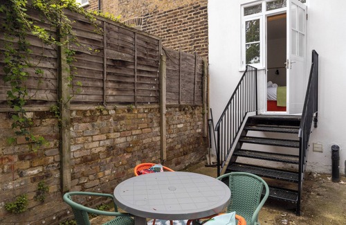 Islington Apartment | Amazingly Beautiful 3 BR Flat For Large Groups