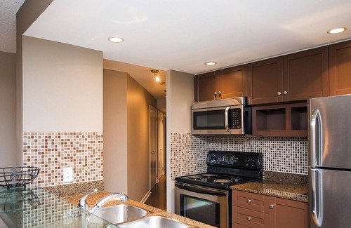 Toronto Entertainment District Apartment | Amazingly Spacious 2-BR Condo in DT Toronto
