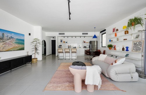 Tel Aviv Promenade Apartment | Ambassador Apartments Parking and mamad