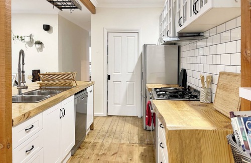Mansfield House | Amber House: 4 BR, 2 BA in Mansfield, Sleeps 7
