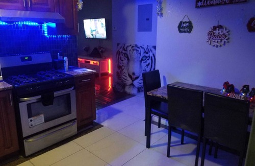 Queens Apartment | Ambient 2BR/2BA For Groups - 15 Min to City