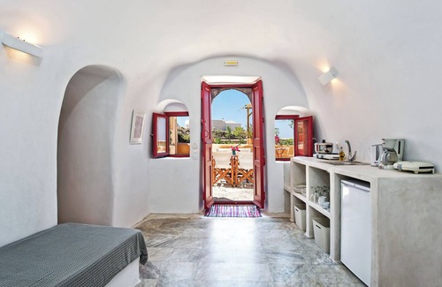 Kamari House | Amelie Canaves - Residence in the village of Finikia, 15min walk from Oia