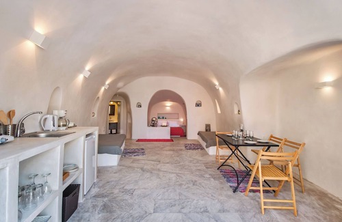 Kamari House | Amelie Canaves - Residence in the village of Finikia, 15min walk from Oia