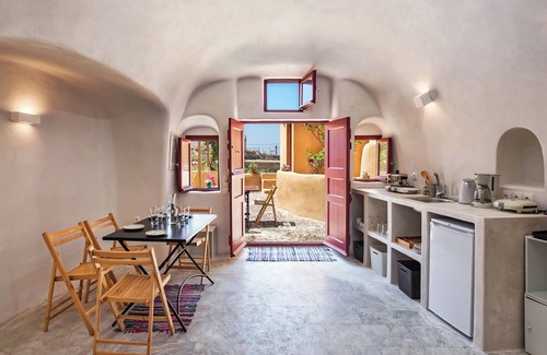 Kamari House | Amelie Canaves - Residence in the village of Finikia, 15min walk from Oia