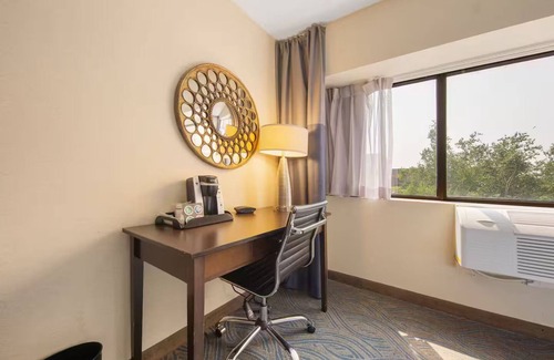 South Loop Apartment | Amenity Rich Double Queen Suite