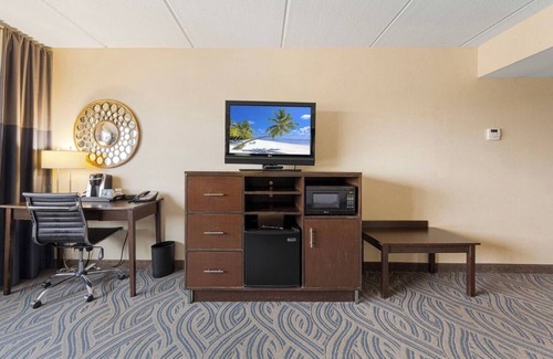 South Loop Apartment | Amenity Rich Spacious King Suite
