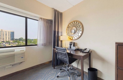 South Loop Apartment | Amenity Rich Spacious King Suite