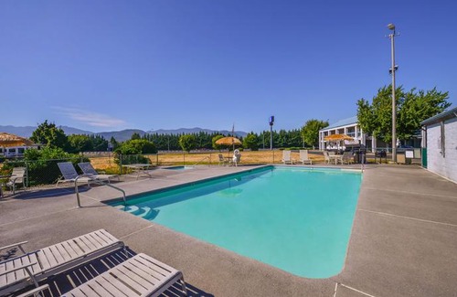 Phoenix Hotel | Americas Best Value Inn Phoenix Ashland