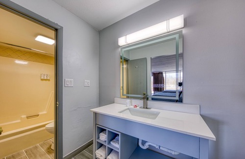 Revelo Hotel | Americas Best Value Inn Stearns