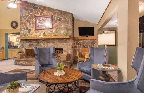 Chippewa Falls Hotel | AmericInn by Wyndham Chippewa Falls