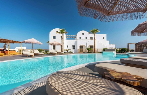 Kamari Condo | Amethyst Luxury Suites - Oia Junior Suite
