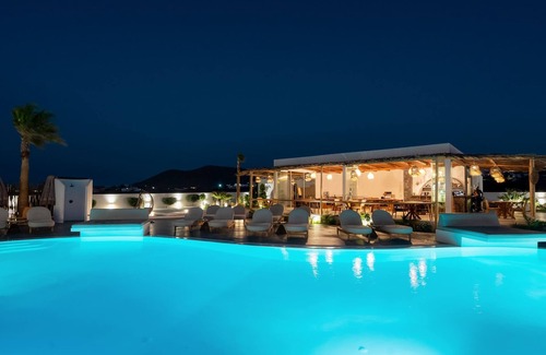 Kamari Condo | Amethyst Luxury Suites - Oia Junior Suite