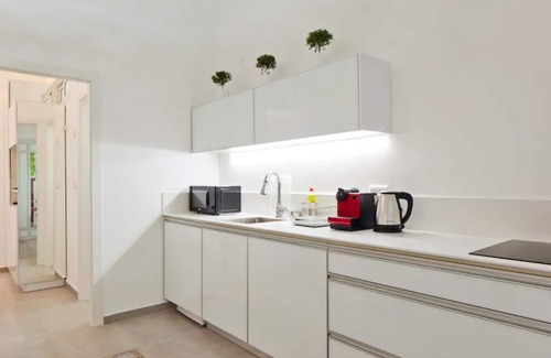 Old North Apartment | Amit's Amazing Suite
