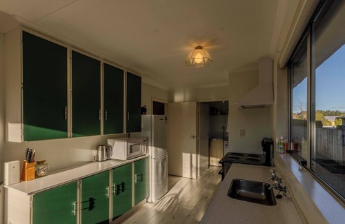 Te Anau Cottage | Amongst trees is this quaint cottage & within a 5-minute walk to town & beach