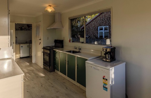 Te Anau Cottage | Amongst trees is this quaint cottage & within a 5-minute walk to town & beach