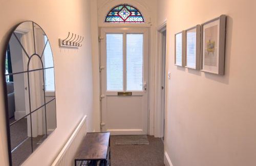 Norwich House | Amorly House - Sleeps 8 Free Permit Parking Big Spacious With Games Room